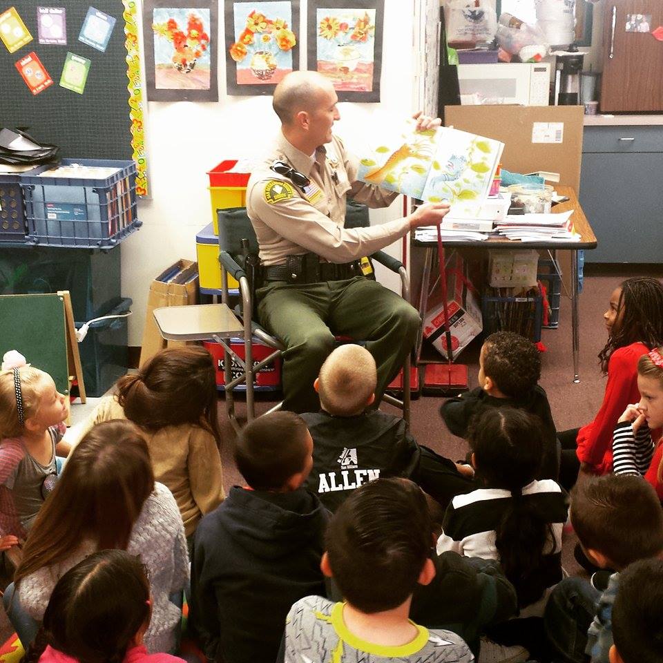 Sheriff Reading to kids